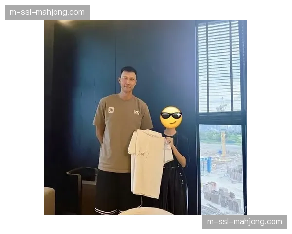 易建联现身广东队主场观战，赛前与老队友一一拥抱