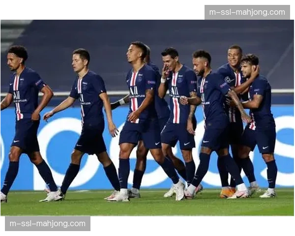 特写:沙尔克04小球迷举牌“无论如何都支持你”,球队虽败犹荣 特写:沙尔克04小球迷举牌“无论如何都支持你”,球队虽败犹荣