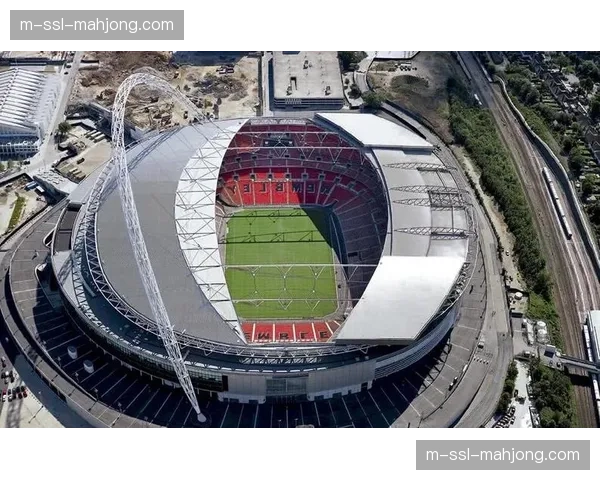 温布利球场启动欧冠决赛前最后阶段草皮养护与设施检查